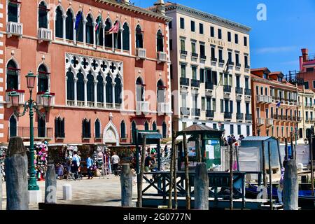 typische Häuserzeilen in Venedig Foto Stock