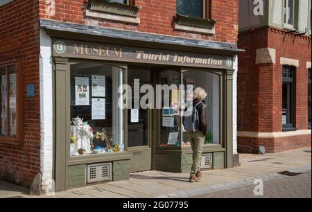 Romsey, Hampshire, Inghilterra, Regno Unito. 2021. Museo e informazioni turistiche edificio, una vista esterna con un turista che si affaccia sulla finestra. Foto Stock