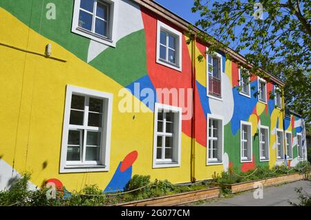 La grande pittura murale di Niklas Apfel all'UFA Fabrik di Berlino, Germania - 31 maggio 2021. Foto Stock