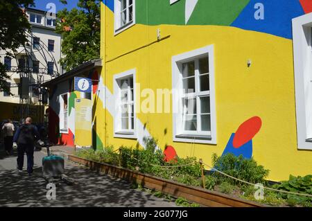 La grande pittura murale di Niklas Apfel all'UFA Fabrik di Berlino, Germania - 31 maggio 2021. Foto Stock