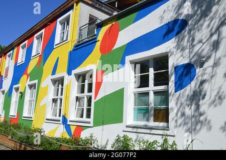 La grande pittura murale di Niklas Apfel all'UFA Fabrik di Berlino, Germania - 31 maggio 2021. Foto Stock