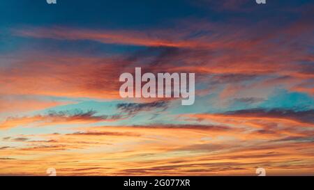 isolato scatto di cielo colorato vibrante con nuvole al tramonto Foto Stock