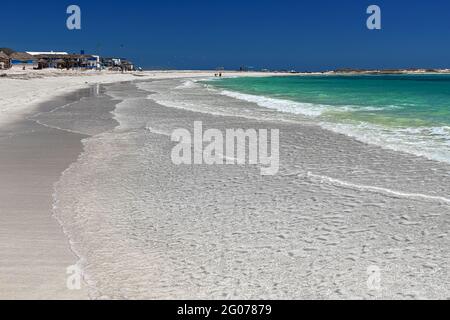 Stagcape. Splendida vista sulla laguna, sul mare, sulla spiaggia di sabbia bianca e sul mare blu. Isola di Djerba, Tunisia Foto Stock