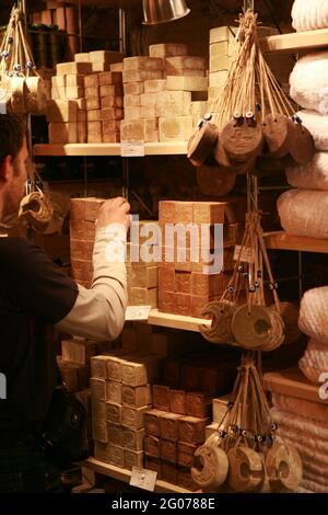 Il Grand Bazaar (Kapali Corsi), situato all'interno della città fortificata di Istanbul, è uno dei più grandi e antichi mercati coperti del mondo. Foto Stock