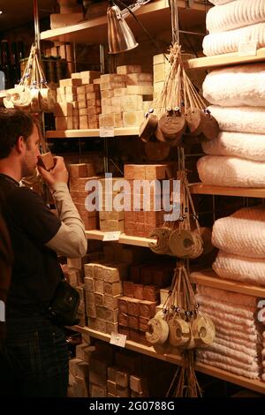 Il Grand Bazaar (Kapali Corsi), situato all'interno della città fortificata di Istanbul, è uno dei più grandi e antichi mercati coperti del mondo. Foto Stock