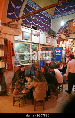 Il Grand Bazaar (Kapali Corsi), situato all'interno della città fortificata di Istanbul, è uno dei più grandi e antichi mercati coperti del mondo. Foto Stock