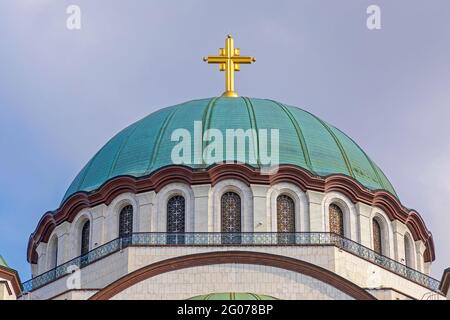 Cupola della Chiesa cristiana Ortodossa di San Sava con la Grande Croce d'Oro Foto Stock