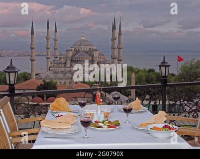 Vista sulla Moschea Blu di fronte da un ristorante panoramico a Istanbul, Turchia Foto Stock