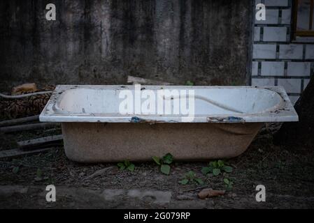 Primo piano di una vasca da bagno il tappo con acqua Foto stock - Alamy