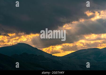 Suggestivo tramonto sulle valli e sulle montagne d'Abruzzo. Abruzzo, Italia, Europa Foto Stock