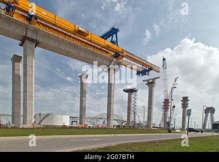La costruzione del Ponte del Porto nuovo attraversa il canale delle navi Corpus Christi, che serve il porto di Corpus Christi. Foto Stock