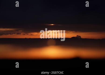 Tramonto su un campo nella zona rurale sud-occidentale del Minnesota, Stati Uniti Foto Stock