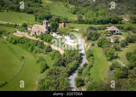 Villaggio di Lluçà visto dalla collina del castello di Lluçà in primavera (Osona, Barcellona, Catalogna, Spagna) Foto Stock