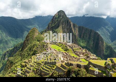 Machu Picchu Inca rovina con cielo drammatico, Santuario storico di Machu Picchu, Cusco, Perù. Foto Stock