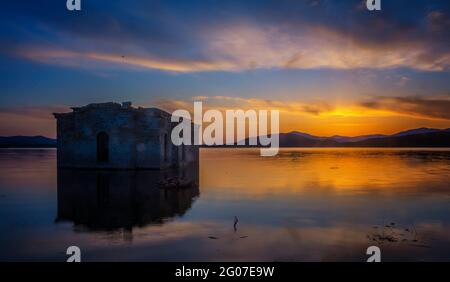 La chiesa sunken nella diga Jrebchevo - Bulgaria Foto Stock