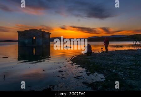 La chiesa sunken nella diga Jrebchevo - Bulgaria Foto Stock