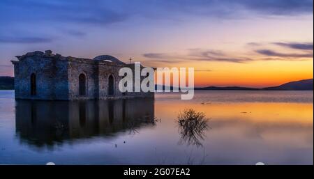 La chiesa sunken nella diga Jrebchevo - Bulgaria Foto Stock