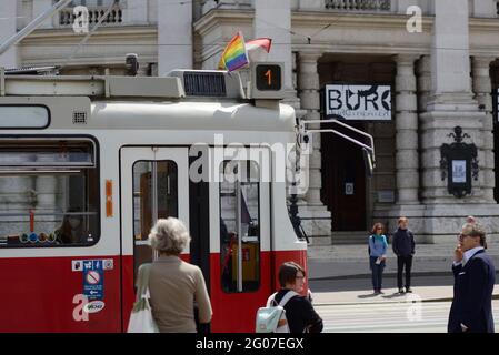 Vienna, Austria. 1 Giugno 2021. Dal 2001 la comunità LGBTIQ batte bandiera con bandiere arcobaleno su tutte le linee viennesi ogni anno prima della sfilata dell'arcobaleno. La bandiera arcobaleno non è solo un simbolo della comunità, ma rende Vienna un po' più colorata e variegata Foto Stock