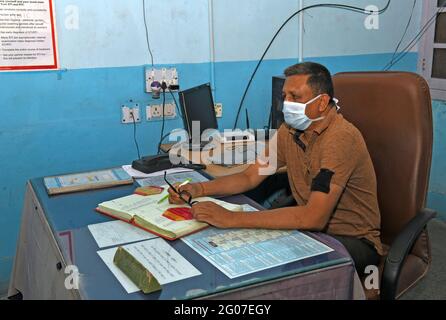 Beawar, Rajasthan, India, 1 giugno 2021: L'ufficiale di salute Dr. Pradeep Jain lega banda nera sul suo braccio durante una protesta silenziosa contro l'osservazione del Guru dello Yoga indiano Baba Ramdev sulle medicine allopatiche e i suoi professionisti al governo Amrit Kaur Hospital a Beawar. I medici hanno chiesto scuse pubbliche da Baba Ramdev, recentemente ha fatto divertimento di 1000 medici che sono morti trattando COVID-19 pazienti ridicolando allopatia. Credit: Sumit Saraswat/Alamy Live News Foto Stock