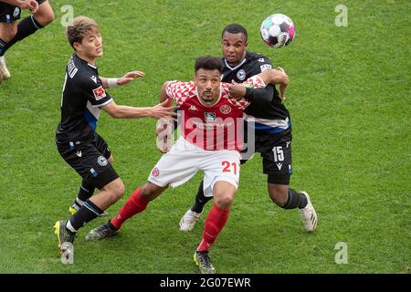 Karim ONISIWO (MZ, mi.) è inchiodato da Ritsu DOAN (BI, l.) E Nathan de MEDINA (BI) durante la lotta per la palla; azione, scena di gioco; Calcio 1 ° Bundesliga, 27 ° giorno di partita, FSV FSV FSV Mainz 05 (MZ) - Arminia Bielefeld (BI) 1: 1, il 3 aprile 2021 a Mainz/Germania. Le normative DFL vietano l'uso di fotografie come sequenze di immagini e/o quasi-video Foto Stock