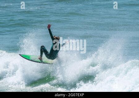 Spettacolare azione di surf mentre un surfista prende in volo a Fistral a Newquay in Cornovaglia. Foto Stock
