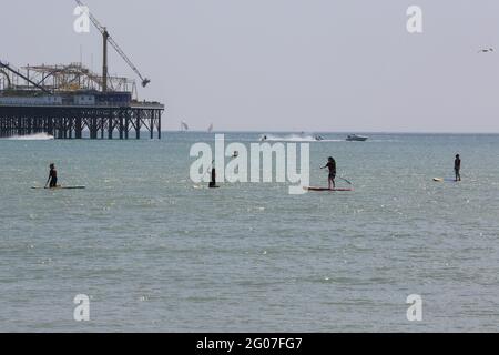 Londra, Regno Unito. 30 maggio 2021. Surfers surfing in mare in una giornata calda e soleggiata a Brighton. Credit: SOPA Images Limited/Alamy Live News Foto Stock