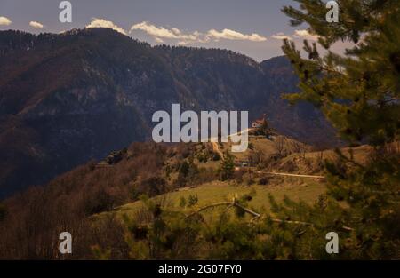 Piccola cappella sulla collina in montagna Rhodope vicino al villaggio di Borovo e Krastova gora.Bulgaria Foto Stock