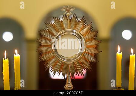 Ostensorio - veduta posteriore di un Santissimo Sacramento esposto in una chiesa cattolica - Corpus Christi Foto Stock