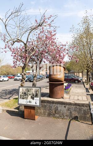 Steel Crucibles in mostra nel parcheggio del centro di Frome, Frome, Somerset, Inghilterra, Regno Unito Foto Stock