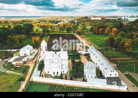Mahiliou, Bielorussia. Il paesaggio urbano di Mogilev con il famoso monumento a San Nicola Monastero. Vista aerea dello skyline in autunno. Vista dall'alto Foto Stock