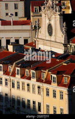 Portogallo, Lisbona. Chiesa di Sao Domingos (Igreja de Sao Domingos). Dettaglio architettonico del corpo superiore della facciata. Stile barocco. Quartiere di Santa Justa. Foto Stock