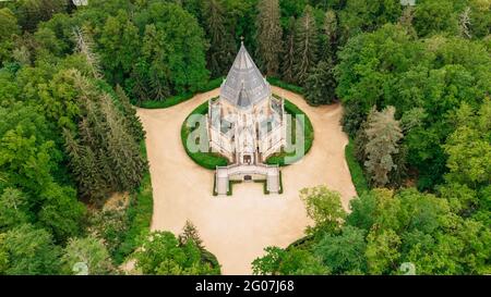 Veduta aerea del drone della Tomba di Schwarzenberg vicino a Trebbon, Repubblica Ceca. Edificio neo-gotico con torre e maestosa scala doppia è circondato da parco Foto Stock