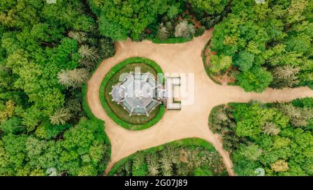 Veduta aerea del drone della Tomba di Schwarzenberg vicino a Trebbon, Repubblica Ceca. Edificio neo-gotico con torre e maestosa scala doppia è circondato da parco Foto Stock