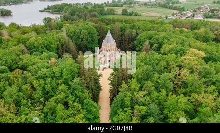 Veduta aerea del drone della Tomba di Schwarzenberg vicino a Trebbon, Repubblica Ceca. Edificio neo-gotico con torre e maestosa scala doppia è circondato da parco Foto Stock