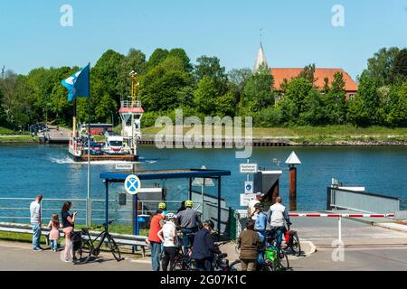 Ein Touristische Highlight am Nord-Ostsee-Kanal die Kanalfähre Sehestedt. Der Wohnwagenparkplatz am Ausflugslokal lockt Touristen an, um die hier pas Foto Stock