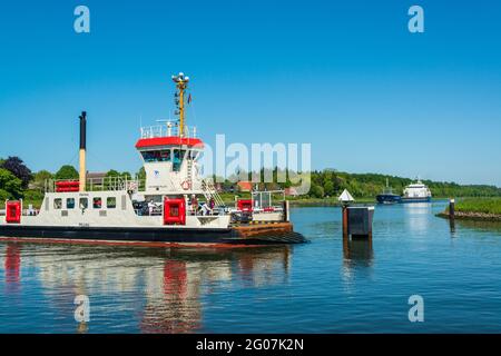Die Kanalfähre Sehestedt ist ein touristischer Hot Spot um hier den Schiffsverkehr im Nor-Ostsee-Kanal zu beobachten Foto Stock
