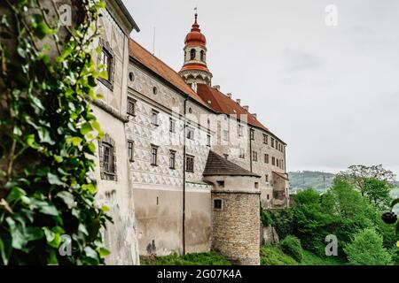 Nachod, Repubblica Ceca- Maggio 23,2021. Bellissimo castello con cinque cortili. Antico castello barocco e rinascimentale con torre di osservazione.Sgraffito Foto Stock