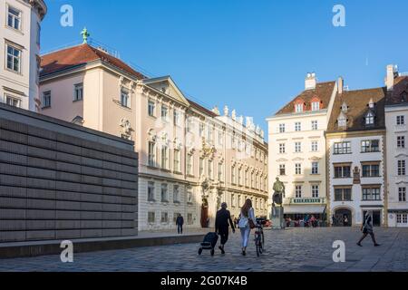 Wien, Vienna: Piazza Judenplatz, Memoriale dell'Olocausto, casa Böhmische Hofkanzlei, oggi Verwaltungsgerichtshof (Corte Suprema amministrativa dell'Austria) Foto Stock
