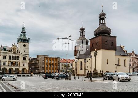 Nachod, Repubblica Ceca- Maggio 23,2021. Centro città con piazza Masaryk, il nuovo municipio e la chiesa medievale di San Lorenzo con due campanili. Foto Stock