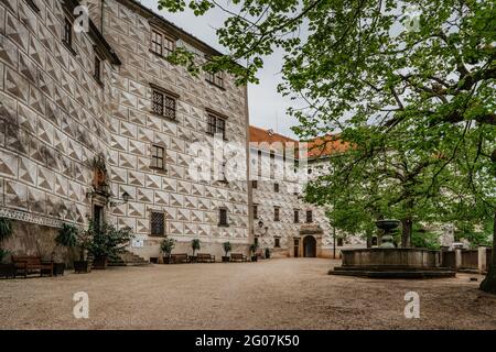 Nachod, Repubblica Ceca- Maggio 23,2021. Bellissimo castello con cinque cortili. Antico castello barocco e rinascimentale con torre di osservazione.Sgraffito Foto Stock