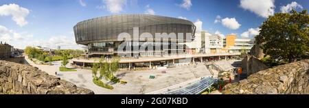 Western Esplanade, il Showcase Cinema Complex e il centro commerciale West Quay, visti dalle storiche mura medievali della città di Southampton Foto Stock