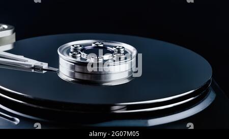 disco rigido (hdd) smontato dal computer in primo piano. Messa a fuoco selettiva sulle testine di registrazione del disco Foto Stock