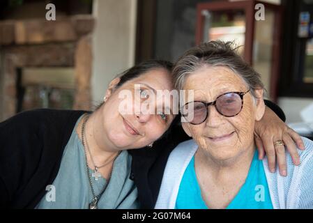 Una figlia di 53 anni con la sua madre di 85 anni; Anaheim, California. Foto Stock