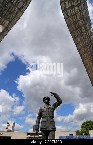 Statua di Sir Frank Whittle (Faith Winter, 2007, bronzo), vicino al museo dei trasporti di Coventry, Millennium Place, Coventry, West Midlands, Inghilterra, Regno Unito, Europa Foto Stock