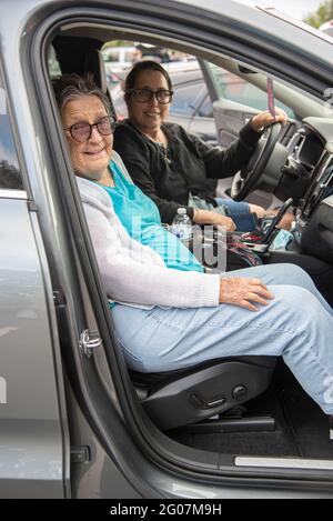 Una figlia di 53 anni con sua madre; Anaheim, California. Foto Stock