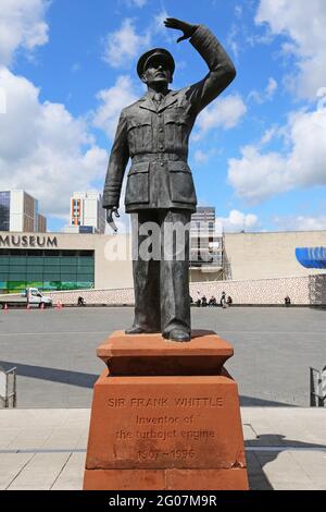 Statua di Sir Frank Whittle (Faith Winter, 2007, bronzo), vicino al museo dei trasporti di Coventry, Millennium Place, Coventry, West Midlands, Inghilterra, Regno Unito, Europa Foto Stock