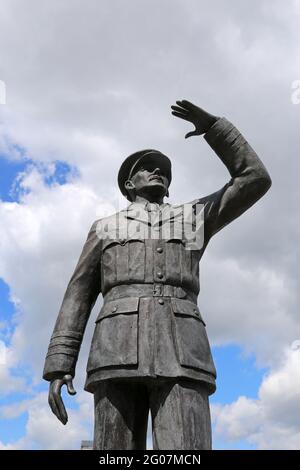 Statua di Sir Frank Whittle (Faith Winter, 2007, bronzo), vicino al museo dei trasporti di Coventry, Millennium Place, Coventry, West Midlands, Inghilterra, Regno Unito, Europa Foto Stock