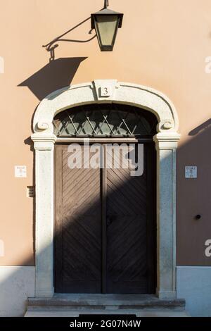 Cornice medievale in pietra ornata con vecchio stile lampada da strada su di esso, Sopron, Ungheria Foto Stock