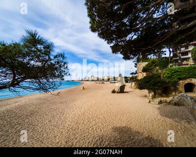Spiaggia principale di Playa de Aro con la roccia di Cavall Bernat alta 7 metri sulla Costa Brava in Catalogna, Spagna Foto Stock