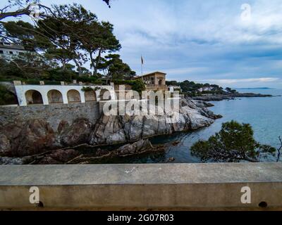 GR92 Cami de Ronda percorso costiero che corre la lunghezza della Costa Brava spagnola passando case vicino Playa de Aro in Catalogna, Spagna Foto Stock